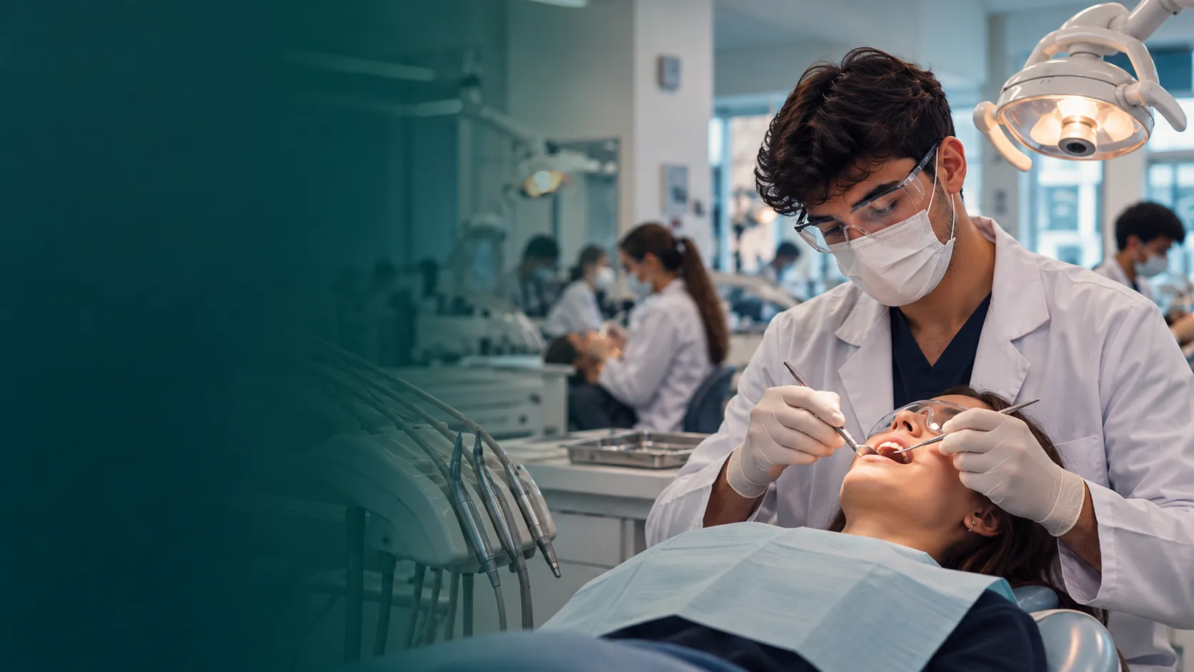 Aluno de Odontologia em atendimento na clínica-escola