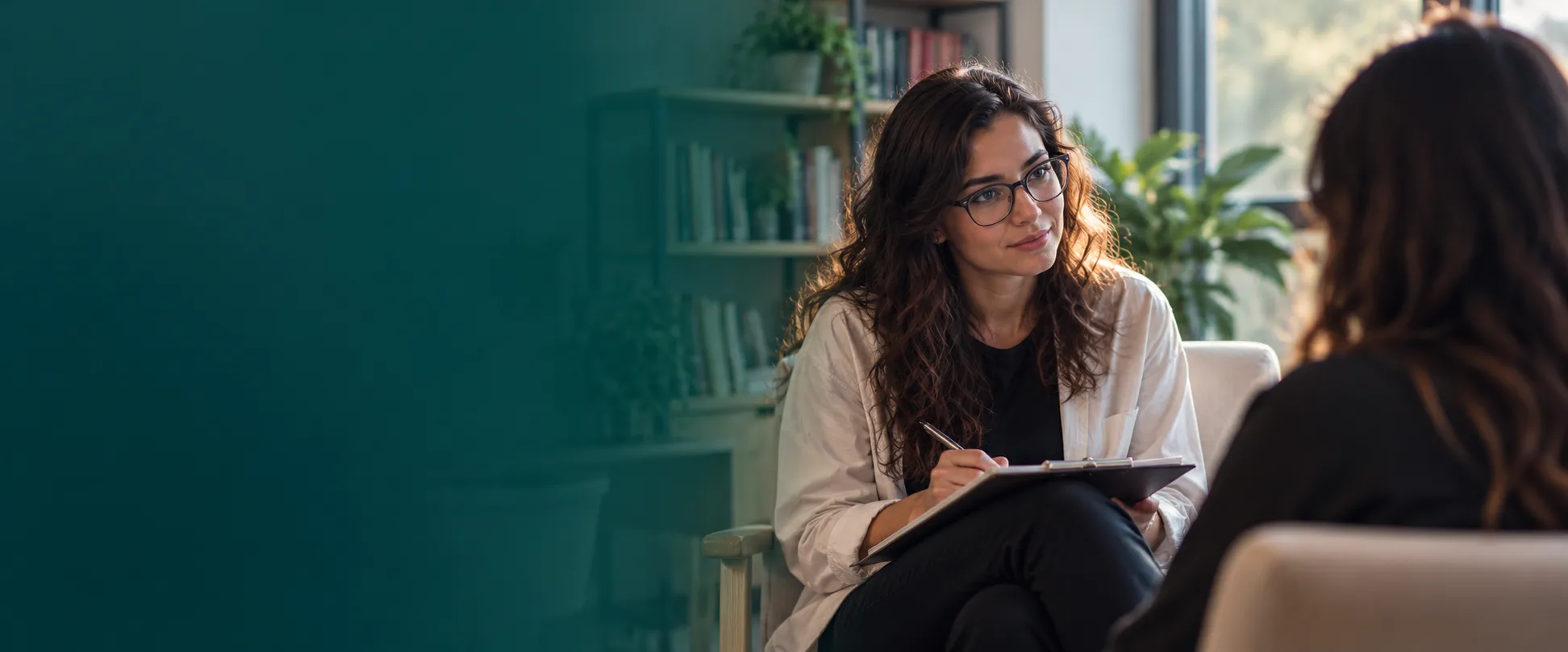 Aluna de Psicologia em atendimento, fazendo anotações