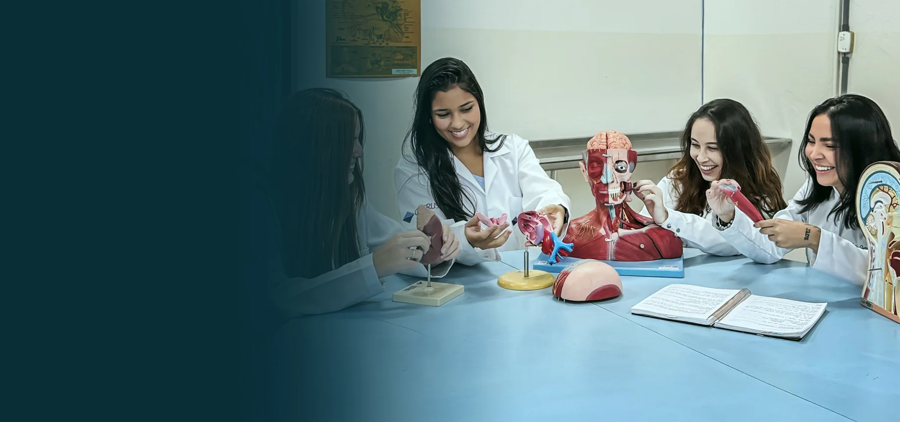 Alunas do UninCor em aula prática de laboratório
